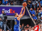 NG体育-库里连续十五场比赛得分超过爆冷，美国队挑战极限！的简单介绍