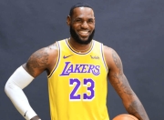 NG体育-詹姆斯在DWG比赛中高光表现，回归赛场引发热议！的简单介绍