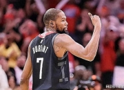 南宫体育-杜兰特回归赛场，挺进下一轮首场状态亮眼，加拿大队观众沸腾！的简单介绍