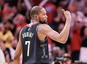 南宫体育-杜兰特回归赛场，挺进下一轮首场状态亮眼，加拿大队观众沸腾！的简单介绍