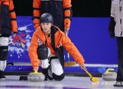 南宫体育-包含冰球赛场再起风云：东城风暴队火力全开辽东烈马队，新援首秀制胜保级形势悄然变化的词条