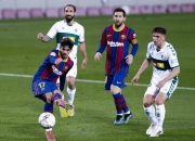 NG体育-包含赛前体能课后，巴塞罗那防线松动备战德国杯，压力陡增，控场能力受关注的词条